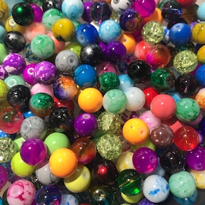 Mélange de perles de verre, perles assorties en gros, perles assorties de 10 mm de couleurs variées et motifs unis, nacrés ou à motifs cadeau pour bricoleur