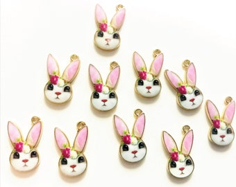Osterhase Anhänger aus Emaille: Rosa Ohren, rosa Krone, Rückseite vergoldet