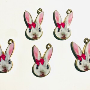 Osterhase Charme mit rosa Schleife Emaille Kaninchen Anhänger Charme gold gesichert Metallcharme