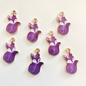 Ciondolo volpe, smalto viola con finiture bianche, ciondolo foresta con supporto in oro