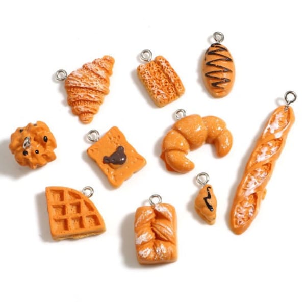 Lot de 10 breloques en résine pour croissants et pâtisseries, un de chaque lot de breloques 3D illustré pour pendentifs avec bélière attachée.