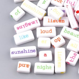 Contas de palavras, palavras variadas que são diferentes em cada lado, brancas com letras de cores primárias, pingente de palavra retangular plana