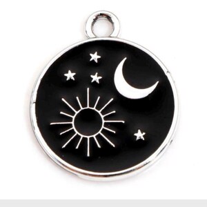 Galaxy Anhänger mit Sonne und Mond, schwarze Emaille mit silbernem Druck