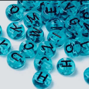 Cuentas del alfabeto azul, azul claro con letras negras, cuentas iniciales, cuentas acrílicas de 7 mm en letras a granel o letras individuales