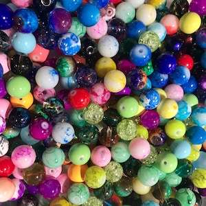 Mezcla de cuentas de vidrio a granel de 12 mm. Sopa de cuentas surtidas, colores y patrones surtidos en estilos sólidos, perlados o estampados.