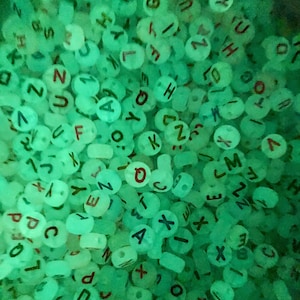 Cuentas de letras del alfabeto que brillan en la oscuridad, cuentas de letras luminosas de 7 mm, redondas de acrílico, letras individuales o lotes a granel