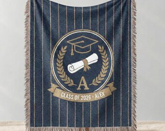 Gepersonaliseerde afstudeerdeken Klasse van 2026 cadeau, aangepaste naam geweven plaid, Navy Gold Varsity Senior Gift, afstuderen aandenken