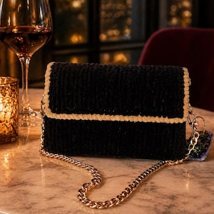 Bolsa preta de crochê feita à mão | Bolsa pequena estruturada | Bolsa com alça de corrente | Bolsa com forro floral | Bolsa elegante e marcante
