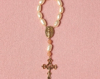 Beige-rosa christlicher Rosenkranz aus wiederverwerteten Perlen, umweltfreundliche „Serenity“