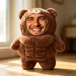 Puede incluir: Un disfraz de oso de peluche marrón con una abertura para la cara. El peluche presenta una textura suave y difusa, orejas redondeadas y un detalle de nariz de oso blanca cosida en la parte superior. El torso tiene músculos abdominales acolchados.