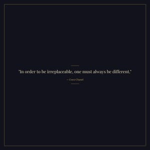 Op de afbeelding: Donker marineblauwe achtergrond met een gouden rand en tekst. De quote luidt: "Om onvervangbaar te zijn, moet men altijd anders zijn." - Coco Chanel.