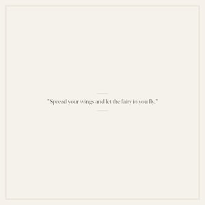 Peut inclure: Fond crème avec la citation "Spread your wings and let the fairy in you fly." Le texte est dans une police simple et élégante, centré sur l'image. Deux lignes horizontales sont en dessous de la citation.