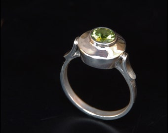 View to the soul... - Sterling silver ring with olivine (peridot)