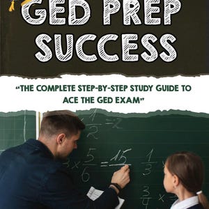 Op de afbeelding: Boekomslag met de titel "GED PREP SUCCESS" in grote witte letters met een afstudeerpet-afbeelding. De tekst "THE COMPLETE STEP-BY-STEP STUDY GUIDE TO ACE THE GED EXAM" is ook zichtbaar. Een persoon schrijft op een schoolbord.