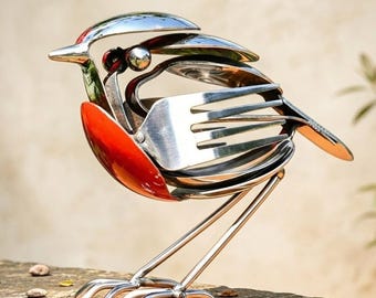 Handgemaakte metalen tuinsculptuur van een roodborstje, zilverkleurige kunstdecoratie voor buiten, uniek ornament en cadeau voor vogelliefhebbers.