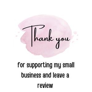 Puede incluir: Un fondo blanco con una salpicadura rosa de acuarela. Las palabras "Thank you" est&aacute;n escritas en una elegante escritura negra, con la frase "for supporting my small business and leave a review" debajo.