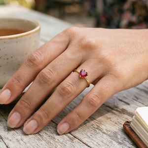 Rubin Herz Ring, Juli Birthstone Ring, Gold Verlobungsring, Minimalistischer Herz Ring, Statement Herz Cocktail Ring, Edelstein Rubin Ring