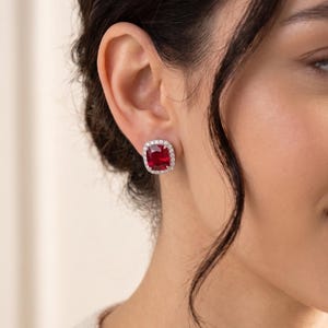 Brincos de rubi cultivado em laboratório, brincos com halo de corte almofada, brincos de pedra preciosa vermelha, brincos com halo de diamantes, joias com a pedra do mês de julho, brincos de noiva.