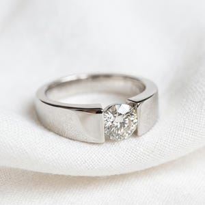 Stapelbare solitairering, rond geslepen laboratoriumdiamanten verlovingsring, IGI-gecertificeerde Tension Set-ring, 14K witgouden jubileumring