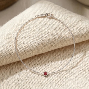 Bracciale con rubino, delicato bracciale con gemma rossa, gioielli con pietra portafortuna di luglio, bracciale minimalista con castone incastonato, bracciale sottile con catena d'argento, idea regalo