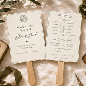 Könnte beinhalten: Zwei cremefarbene Hochzeitsfächer mit abgerundeten Ecken und Holzgriffen. Der linke Fächer zeigt den Text Welcome to the Wedding of Elena & David, Charleston, South Carolina, July 28, 20XX. Der rechte Fächer listet den Ablauf der Zeremonie auf.