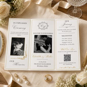 Può includere: Un programma di nozze a tre ante stampato su cartoncino bianco con bordi in lamina d'oro. Presenta foto in bianco e nero di una coppia, il testo "An Unplugged Ceremony", "Welcome to Our Wedding", "Our Journey" e un codice QR.
