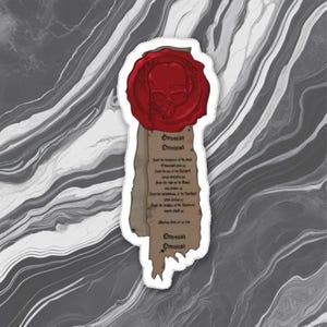 Puede incluir: Una pegatina con un sello de cera rojo con un diseño de calavera, adjunta a un pergamino con texto. El pergamino es de color marrón claro con texto marrón oscuro. El fondo es un patrón veteado en tonos grises y blancos.