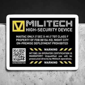 Pode incluir: Um autocolante retangular com uma borda branca, apresentando o texto "MILITECH HIGH-SECURITY DEVICE" em branco sobre um fundo preto. O autocolante inclui texto de aviso e um código QR. O design combina amarelo e preto.