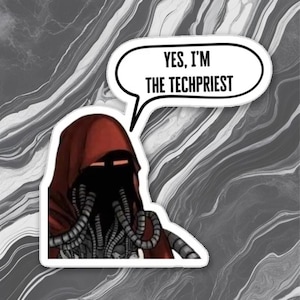 Peut inclure: Un autocollant représentant un personnage de Techprêtre de Warhammer 40,000. Le Techprêtre porte une robe à capuche rouge, un visage noir et des tentacules mécaniques. Une bulle de dialogue au-dessus du personnage dit : « OUI, JE SUIS LE TECHPRÊTRE ».