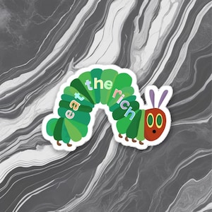 Puede incluir: Una pegatina con una oruga de dibujos animados con la frase "eat the rich" en colores pastel. La oruga es verde, roja y marrón con antenas moradas, sobre un fondo de mármol gris y blanco.