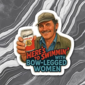 Puede incluir: Una pegatina con un hombre sonriente sosteniendo una lata de cerveza Narragansett Lager. El texto de la pegatina dice: "Here's to swimmin' with bow-legged women."