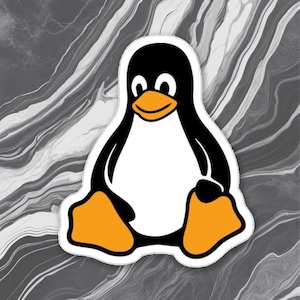 Op de afbeelding: Een sticker met Tux, de Linux-pinguïnmascotte. De pinguïn is zwart en wit met oranje voeten en een gele snavel. De sticker heeft een witte rand en is geplaatst tegen een grijs-witte marmeren achtergrond.