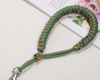 手作りの迷彩柄スマホ用リストストラップ：アーミーグリーン＆オレンジのハンドホルダー、バッグチャーム