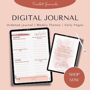 Könnte beinhalten: Werbung für ein digitales Journal. Zwei Tablets zeigen Journalseiten, eines mit täglichen Eingabeaufforderungen und das andere mit dem Titel "The 365 Discovery Journal". Ein Stift liegt daneben. Der Hintergrund ist ein sanfter Pfirsichton mit dem Text "Scribit Journals."