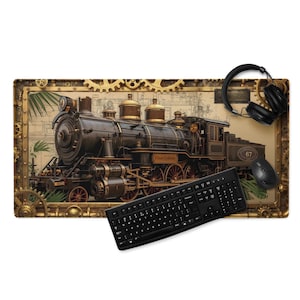 Peut inclure: Un clavier, une souris et un casque noirs reposent sur un tapis de bureau rectangulaire. Le tapis présente une illustration détaillée d'un train à vapeur vintage avec des accents et des engrenages dorés. Le train est placé sur un fond de plan.