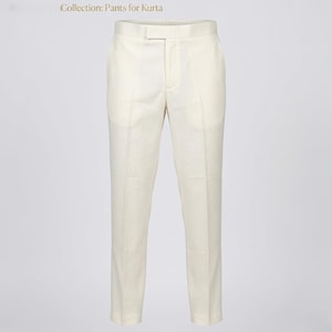 Op de afbeelding: Crèmekleurige broek met een getailleerde pasvorm, met een knoop- en ritssluiting. De broek heeft een klassiek ontwerp met voorzakken en een riemlus. De tekst "Collection: Pants for Kurta" is zichtbaar bovenaan.