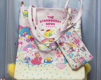 Può includere: Una borsa tote rosa chiaro e una pochette rettangolare abbinata con personaggi Sanrio, arcobaleni e lecca-lecca. Il testo THE STRAWBERRY NEWS è stampato su entrambi gli articoli. La borsa ha due tracolle e una base bianca con pois blu.