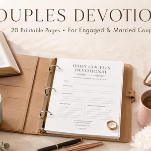 Könnte beinhalten: Ein Andachtsbuch für Paare mit dem Text "Couples Devotional" und "20 druckbare Seiten für verlobte und verheiratete Paare". Das Bild zeigt offene Bücher, Kaffeetassen, einen Ring und ein Notizbuch.