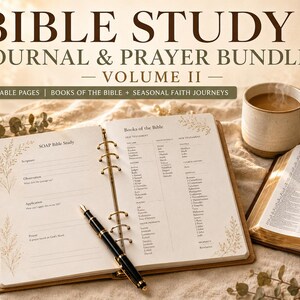 Könnte beinhalten: Ein Bibelstudienjournal und Gebetsset Band II mit 20 druckbaren Seiten. Das geöffnete Journal zeigt eine SOAP-Bibelstudienseite und eine Liste der Bücher der Bibel. Ein schwarzer Füllfederhalter liegt auf der Seite neben einer offenen Bibel.