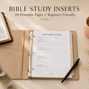 Könnte beinhalten: Ein beigefarbener Bibelstudienordner mit dem Text "BIBLE STUDY INSERTS", 20 bedruckbaren Seiten und dem Text "Beginner Friendly". Eine offene Bibel, eine Kaffeetasse und ein Stift sind ebenfalls sichtbar. Der Ordner ist auf einer "SOAP BIBLE STUDY"-Seite geöffnet.