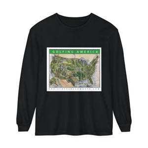 Può includere: Maglietta nera a maniche lunghe con una mappa degli Stati Uniti con campi da golf. La grafica include il testo "Golfing America" e "Christophercudworth.com" in un riquadro rettangolare verde e bianco.