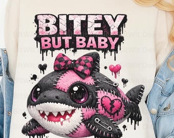 PNG de tiburón patchwork, diseño de camiseta grunge gótica de tiburón, clipart de tiburón oscuro y lindo, gráfico de "mordisqueador pero bebé", PNG de sublimación