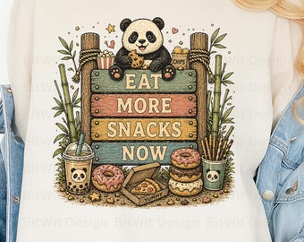 Lindo panda PNG, diseño de camiseta "Come más bocadillos", imágenes prediseñadas de panda divertidas, gráfico de animal kawaii, panda de comida para sublimación PNG