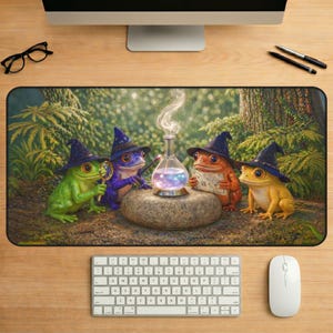 Puede incluir: Alfombrilla de ratón rectangular con una escena de fantasía. Cuatro ranas magos con sombreros negros rodean una poción brillante en un frasco de vidrio. Las ranas son verdes, moradas, naranjas y amarillas. El fondo muestra un bosque.