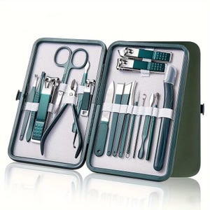 Könnte beinhalten: Ein grünes Maniküre-Set in einem offenen Etui. Das Set enthält Nagelknipser, Scheren, Nagelfeilen und andere Pflegeutensilien. Die Werkzeuge sind in passender grüner Farbe gehalten und mit weißen Gummibändern befestigt.