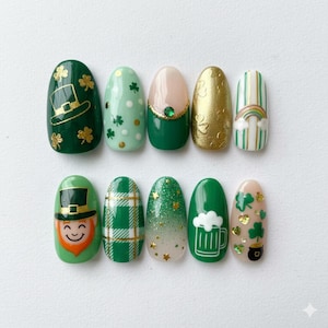 Könnte beinhalten: Ein Set aus zehn künstlichen Nägeln mit Designs zum St. Patrick's Day. Die Nägel sind in Grün, Gold und Weiß gehalten und zeigen Kleeblätter, Leprechaun-Hüte, Regenbogen und Bierkrüge. Einige Nägel haben Glitzer- und Karomuster.