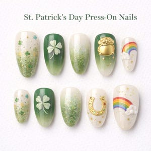 Könnte beinhalten: St. Patrick's Day-Press-On-Nägel mit verschiedenen Designs. Die Nägel zeigen grüne Ombre-Effekte, Kleeblätter, goldene Akzente, Regenbogen und einen Goldtopf. Einige Nägel haben Glitzer und Sterne.