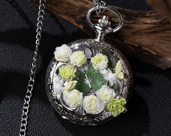 Reloj de bolsillo artesanal único con un ejemplar de mariposa real, collar de hada de cristal verde fresco, joyería vintage inspirada en la naturaleza.