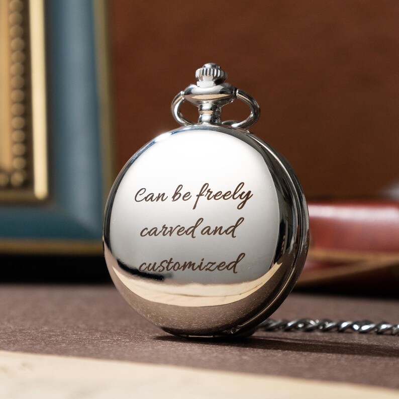 Puede incluir: Un reloj de bolsillo plateado con cadena. La esfera del reloj tiene el texto grabado "Can be freely carved and customized". El reloj es redondo y tiene una superficie brillante. Un accesorio cl&aacute;sico.