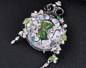 Reloj de bolsillo hecho a mano con mariposa verde, collar vintage de cristal con forma de hoja de bosque, joyería rústica inspirada en la naturaleza, regalo único para ella.